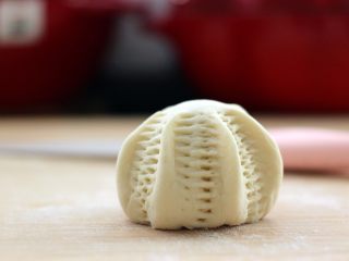 10、花样豆沙包,做好了一个