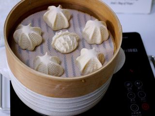 12、花样豆沙包,蒸笼锅里加入适量清水、把做好的豆沙馒头放入锅中