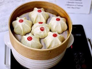 14、花样豆沙包,美美哒的豆沙馒头出锅了、用食用色素点一下、是不是美美哒