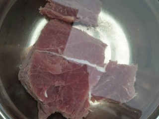 1、牛肉粥,先把买回来的牛里脊肉浸在水中10min，去除血色，然后用手撸掉血水，拿起来切好剁成肉泥，其中我放点些姜跟蒜泥一起剁，去除牛肉的腥臊味，因为给宝宝吃的，就不用料酒或者葡萄酒，其实给点红酒更好，可提味。