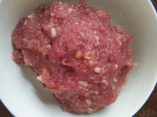 2、牛肉粥,剁好的牛肉泥用盐跟水淀粉腌制好待用