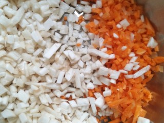 3、牛肉粥,鸡腿菇和胡萝卜洗干净切丁待用