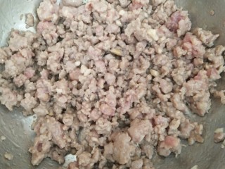 5、牛肉粥,用花生油把牛肉泥稍微炒一下，不要炒太久，不然牛肉很快老，肉就变得很韧不好吃