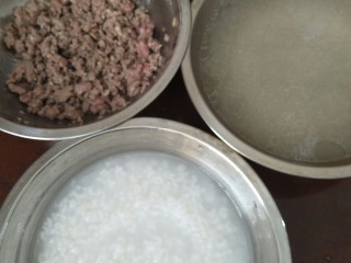 6、牛肉粥,在熬的水米融合的粥倒入高汤，再放入鸡腿菇和胡萝卜一起熬，待粥熬到差不多再放原先炒好的牛肉粒，大火煮开关小火熬三四分钟就可关火，喜欢葱花的可以撒点，因为我给小鲜肉吃的就不撒葱花了