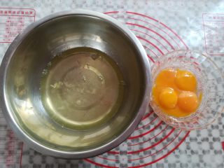 2、草莓蛋糕盒子,准备无水无油的盆子，分出蛋白和蛋黄，蛋白放冰箱待用