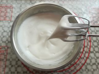 9、草莓蛋糕盒子,打发蛋白，30克糖分3次加入，打发到湿性发泡，同时预热烤箱上火120度，下火170度