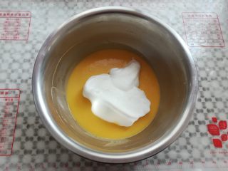 10、草莓蛋糕盒子,取三分之一蛋白霜放入蛋黄糊，2-8点钟方向手法翻拌均匀