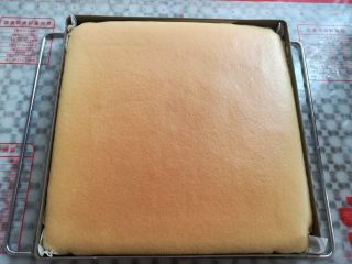 15、草莓蛋糕盒子,烤熟后取出脱模放凉