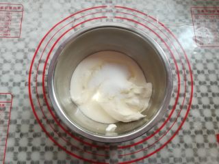 19、草莓蛋糕盒子, 250克淡奶油加入25克细砂糖打发