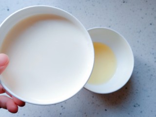 16、午后时光_红枣双皮奶,将已经结成奶皮的碗端起来，将里面的牛奶慢慢的倒入到蛋清里面，记得一定要慢慢的倒，角度不要倾斜的太厉害，不能让奶皮滑出来，留一点牛奶，让奶皮浮在上面，不沾到碗底