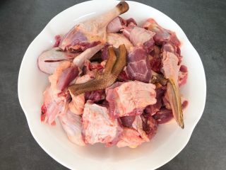 1、老鸭萝卜煲,老鸭一只,让店家帮忙剁成小块