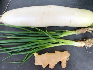 2、老鸭萝卜煲,白萝卜,生姜,葱