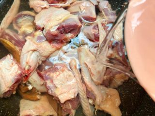 3、老鸭萝卜煲,把老鸭洗净放入锅里,倒入冷水,水量盖过鸭肉即可,开大火