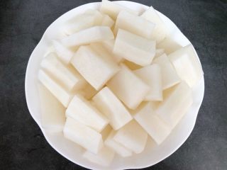 4、老鸭萝卜煲,白萝卜去皮切块