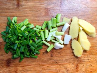 5、老鸭萝卜煲,姜去皮切片,葱洗净切段