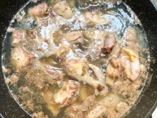 6、老鸭萝卜煲,老鸭焯出血末,即可关火