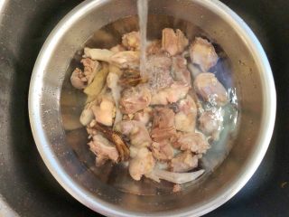 7、老鸭萝卜煲,把焯好水的老鸭倒到冷水里冲凉