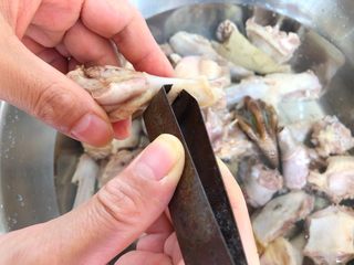 8、老鸭萝卜煲,用镊子把老鸭的细毛一根一根拔掉