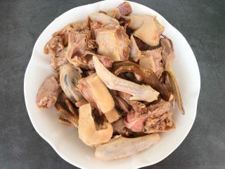 9、老鸭萝卜煲,把细毛全部清理好,洗净沥水待用