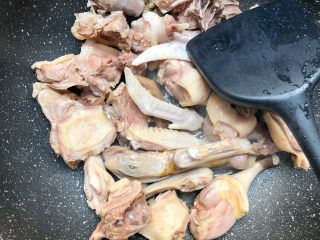 11、老鸭萝卜煲,倒入老鸭翻炒,大概翻炒5分钟