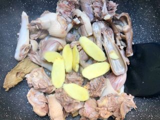 12、老鸭萝卜煲,放入姜片继续炒,炒到老鸭出油即可