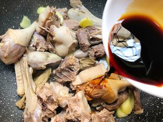 13、老鸭萝卜煲,倒入30g生抽