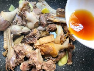 14、老鸭萝卜煲,倒入15g料酒,翻炒均匀