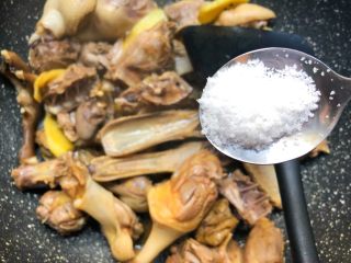 15、老鸭萝卜煲,放入3g盐继续翻炒,炒至盐巴全部吸收到鸭肉里就可以了