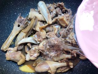 16、老鸭萝卜煲,倒入1500g的水,大火烧开煮5分钟,转中火煮一个小时