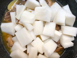 17、老鸭萝卜煲,煮好放入白萝卜,继续再煮40分钟