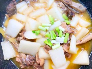 18、老鸭萝卜煲,煮好放入葱白煮5分钟