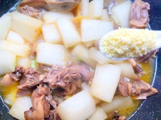 19、老鸭萝卜煲,放入10g鸡精,翻炒均匀即可出锅