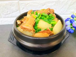 20、老鸭萝卜煲,装入砂锅,撒上葱花即可