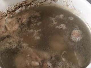 4、排骨烩菜,排骨开水，去血末