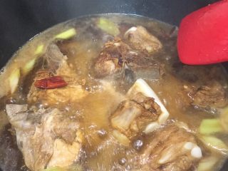 7、排骨烩菜,加入适量开水，少许盐，盖锅盖，水开小火二十分钟