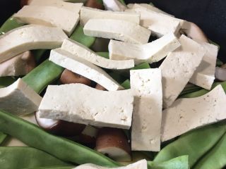 8、排骨烩菜,放入土豆，胡萝卜，扁豆，香菇，豆腐，盖锅盖炖15分左右，土豆软烂