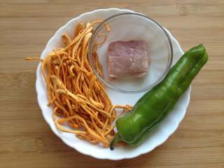 1、虫草花炒肉丝,备好所需食材