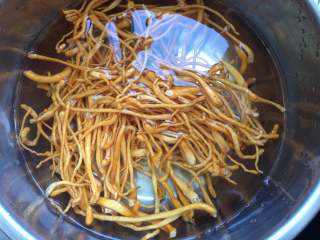 2、虫草花炒肉丝,虫草花用清水冲洗干净