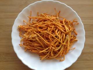 3、虫草花炒肉丝,用手把水分挤出