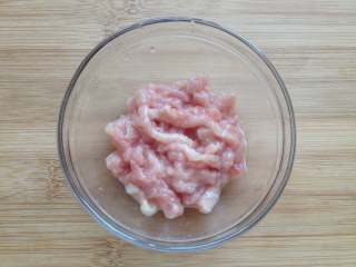 4、虫草花炒肉丝,里脊肉切成丝，并调入少许盐、料酒和1g玉米淀粉搅拌均匀备用