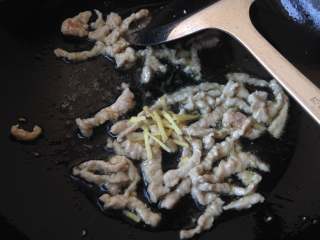 5、虫草花炒肉丝,起油锅，待油温5成热时下入肉丝中小火炒至变白，下入姜丝