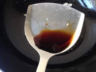 6、虫草花炒肉丝,放入生抽炒制片刻