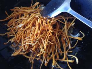 7、虫草花炒肉丝,倒入虫草花大火翻炒一会