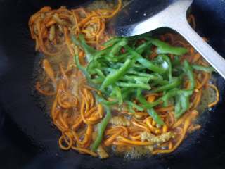 9、虫草花炒肉丝,炒至虫草花变软后下入青椒丝，继续炒约2分钟