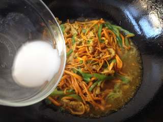 10、虫草花炒肉丝,最后用水淀粉勾芡翻炒片刻即可