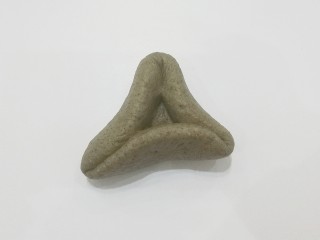 10、红糖黑芝麻叶子软欧,然后把边缘向中间捏出三条边，形成一个长腰三角形；（与三角糖包捏法差不多）
