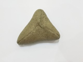 11、红糖黑芝麻叶子软欧,接着将三条边捏合起来，要捏紧实中间不能有空洞；
