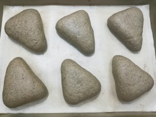 13、红糖黑芝麻叶子软欧,依次做好所有的小面团，摆入烤盘中盖保鲜膜进行二发；