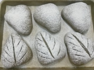 15、红糖黑芝麻叶子软欧,然后用割刀割出叶子的叶脉纹路；