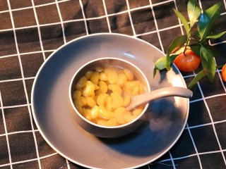 1、糖水桔子罐头,如果做的大量，可以趁热将桔子放入玻璃密封罐，拧上盖子后倒置放凉后可以放冰箱保存几天，具体时间不确定哈因为我没放过，经常是混着各种水果给孩子炖的，这个冬天我们还是换个方式吃点不太冷的水果吧。